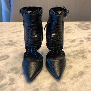 Dolce Vita caged black snakeskin leather heeled booties with side zipper. 7M